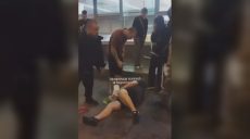 «Коп и военные избили мужчину на Леваде»: полиция начала проверку (видео)