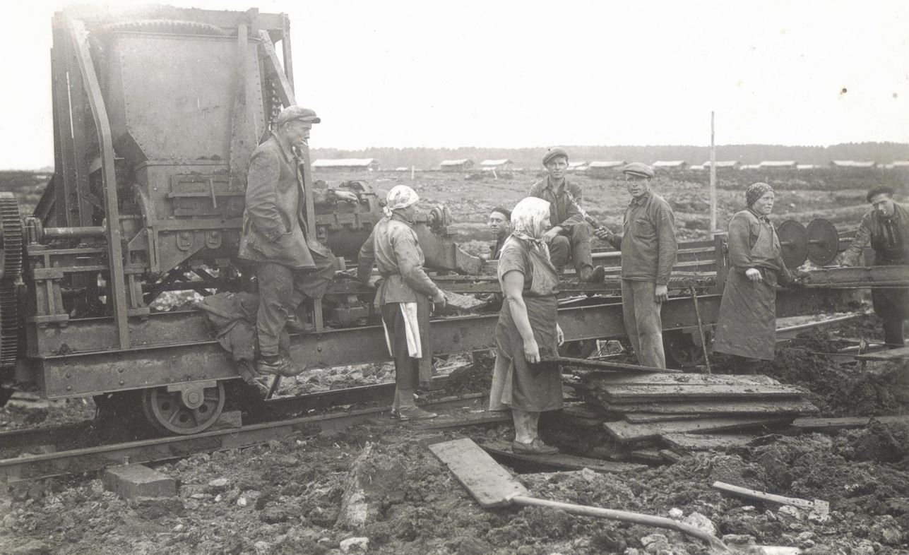 Добыча торфа в Латвии, 1932 год