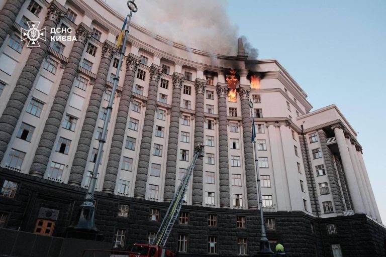 Горит здание Кабмина Украины, поврежден мост через Днепр – последствия атаки