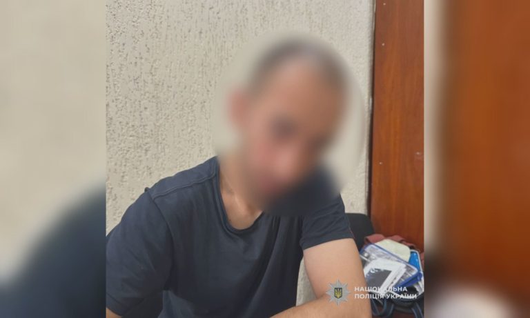 «Это ограбление»: сотруднице финучреждения в Харькове угрожали ножом
