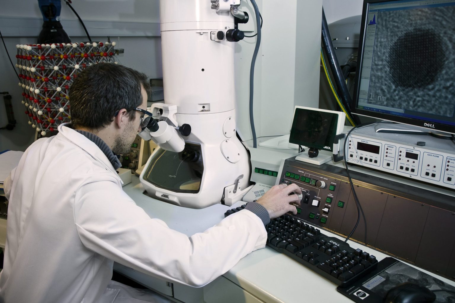 Майже 1 млн грн переплатила посадовиця харківського інституту за мікроскоп