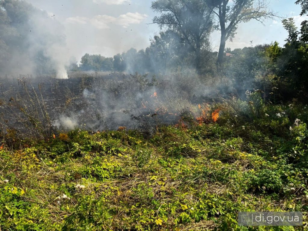 Пожар в Слатино из-за обстрела