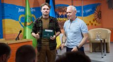 «Сделали не для галочки»: Терехов вручил специальные «Карточки харьковчанина»