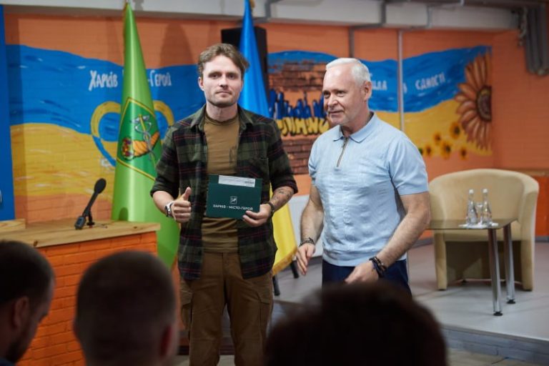 «Сделали не для галочки»: Терехов вручил специальные «Карточки харьковчанина»
