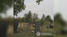 Проверил документы и запугал: 15-летнюю харьковчанку изнасиловали на кладбище
