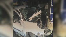 Водитель Renault влетел в столб в Харькове и погиб, его пассажиры в больнице