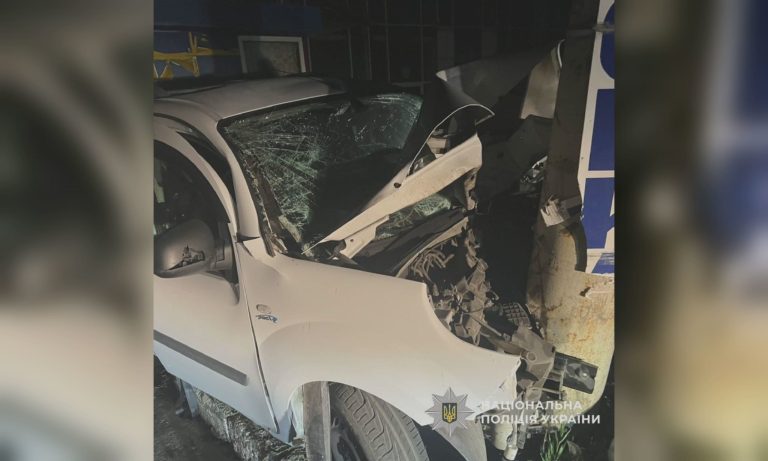 Водитель Renault влетел в столб в Харькове и погиб, его пассажиры в больнице