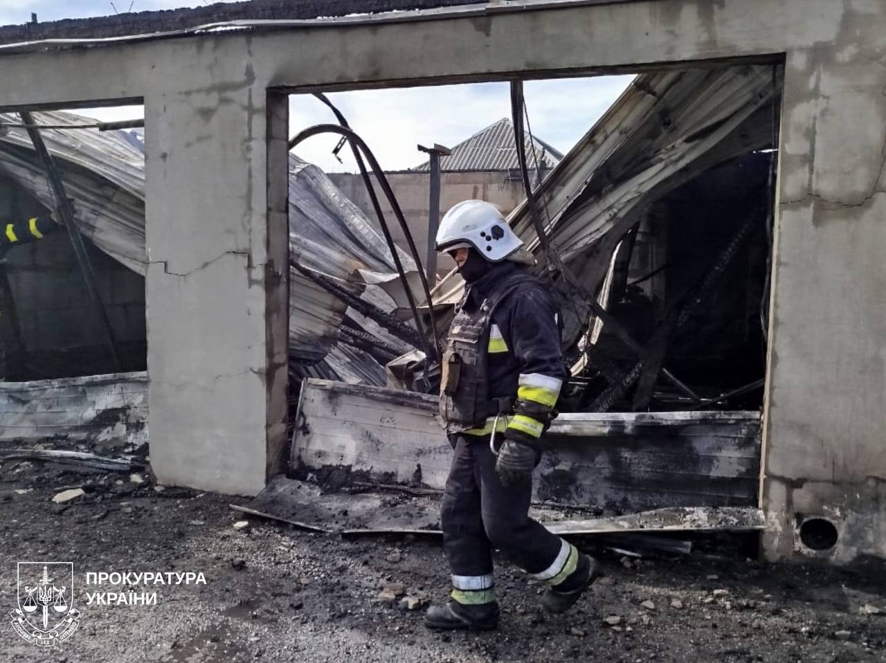 Під Харковом – «приліт»: спалахнула пожежа, загинув житель, постраждала жінка