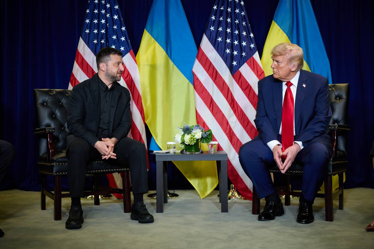 Зеленский и Трамп с флагами Украины и США