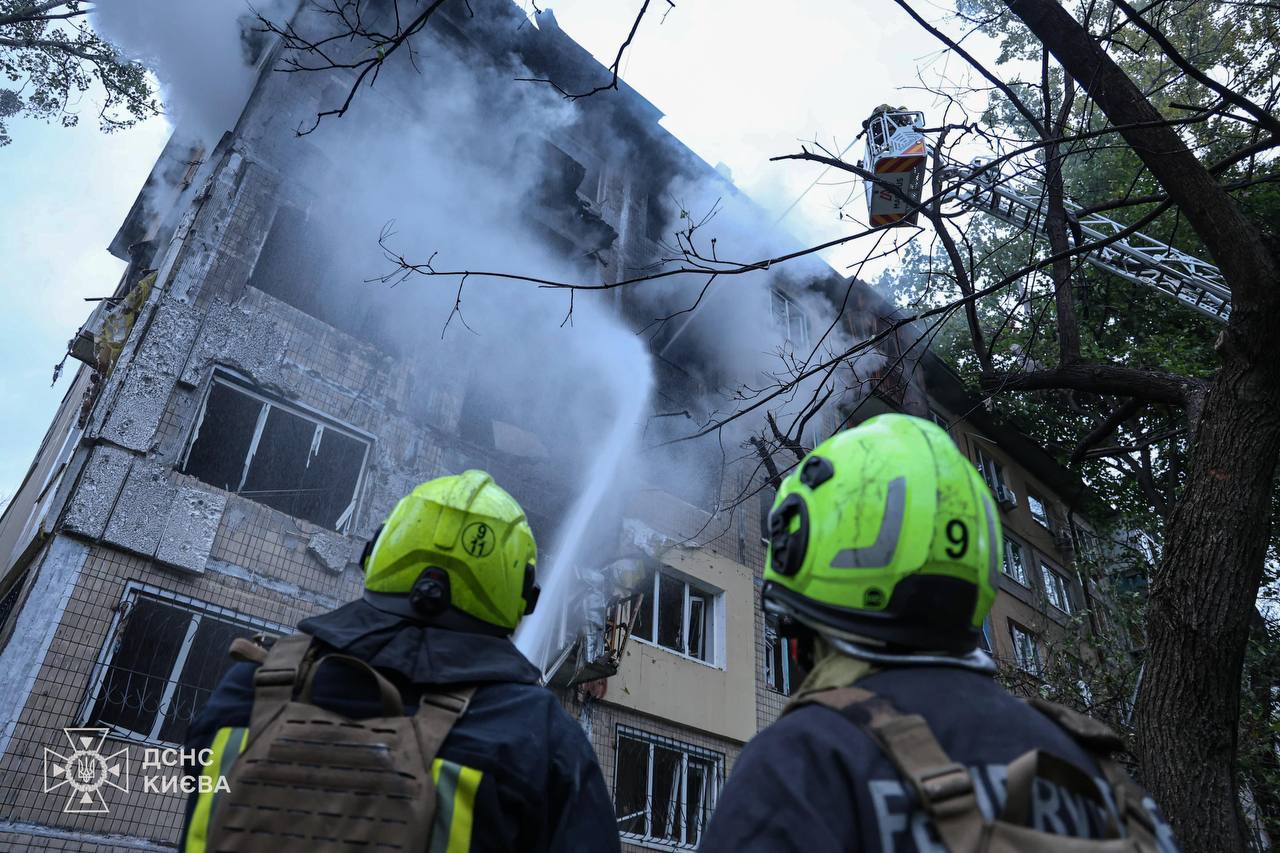 Уже четверо загиблих у Києві, в області знесли цілу вулицю (відео, фото)