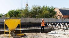 Укрытие на 275 школьников строят в поселке под Харьковом
