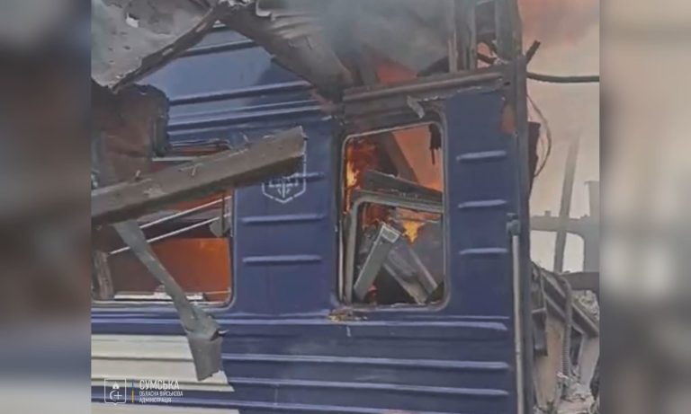 Около 30 раненых, начались пожары: РФ ударила по вокзалу и поезду в Шостке