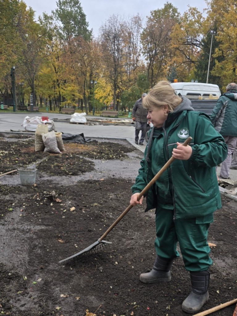 Комунальники прибирають клумби