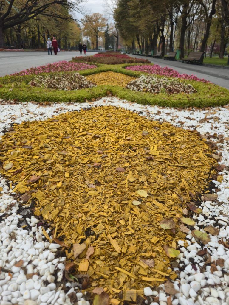 Комунальники прибирають клумби