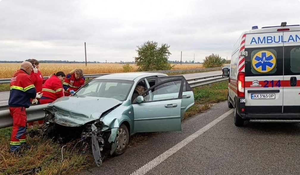 Медики “швидкої” з Харкова дорогою в Київ врятували учасників ДТП (фото)