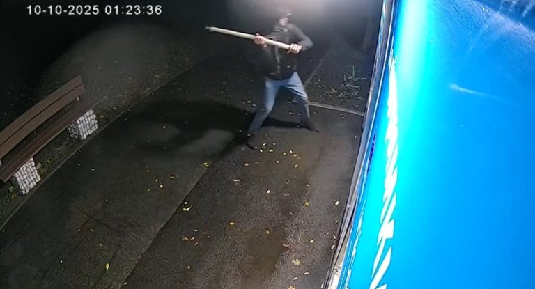 Полиция ищет напавшего с топором на автомат с бесплатной водой в Харькове 📹