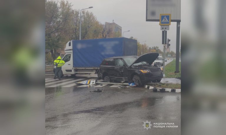 Аварія на Клочківській: водія Range Rover повезли у лікарню (фото, відео)
