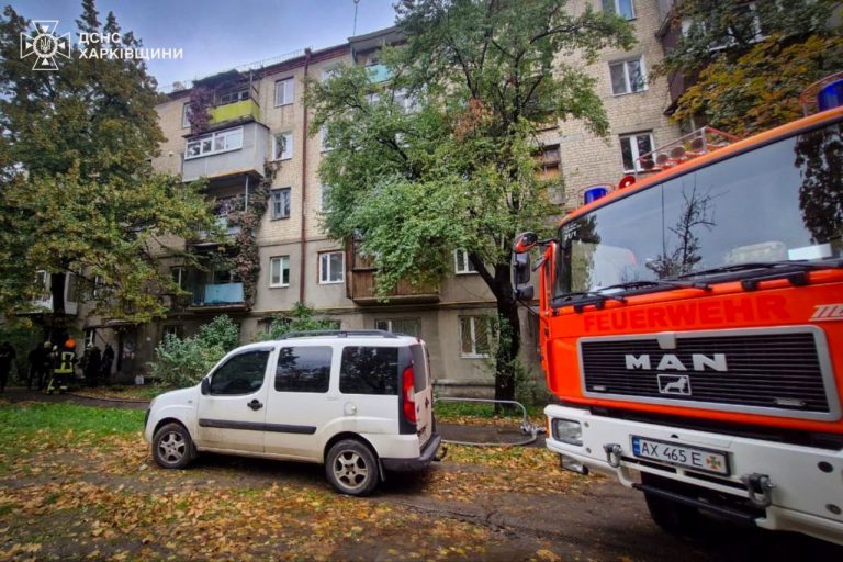 Пожар в пятиэтажке в Харькове: погибла женщина, еще одну спасли (фото, видео)