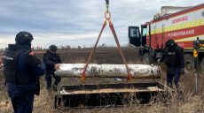 Тубус з ракетами знайшли жителі в полі на Харківщині (фото)