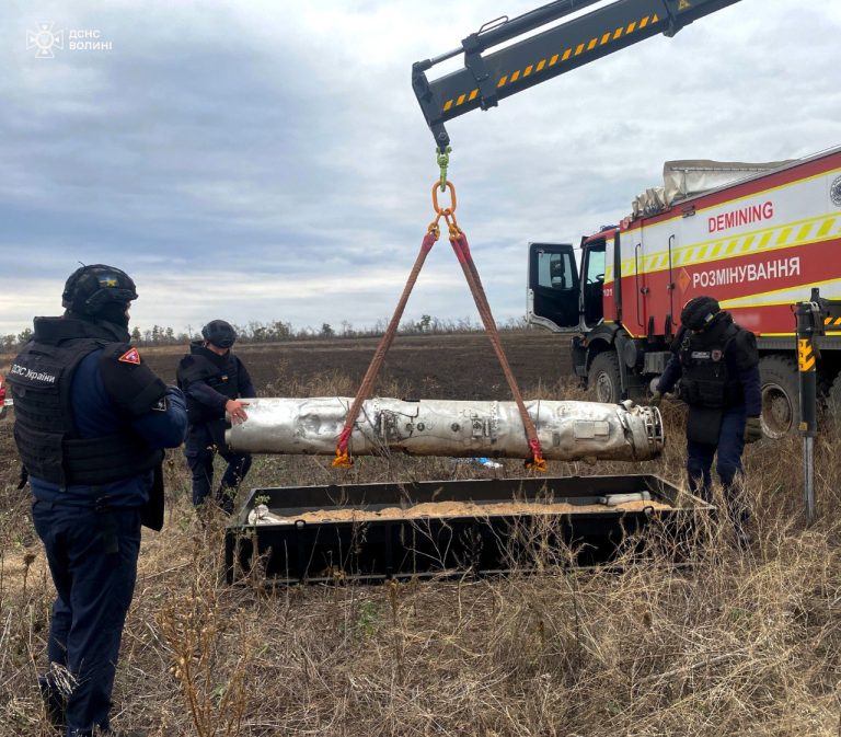 Тубус с ракетами нашли жители в поле на Харьковщине (фото)