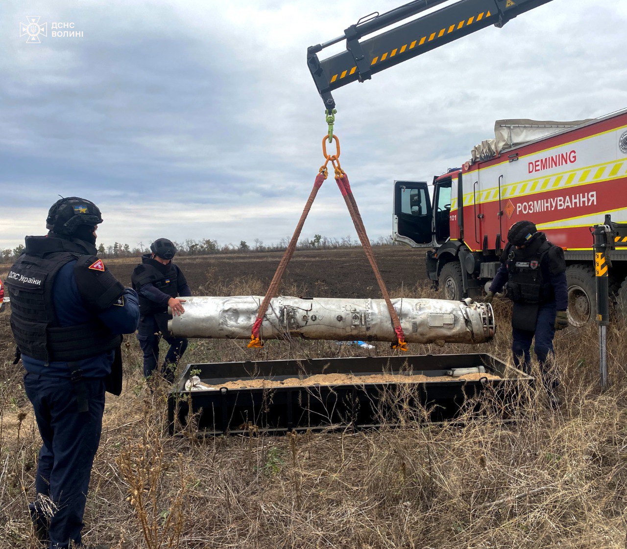 Тубус з ракетами знайшли жителі в полі на Харківщині (фото)