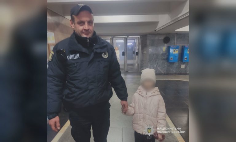 Ребенок потерялся в метро в Харькове: нашли ли его родных