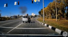 Водія Lexus, що ганяв на червоне світло у Харкові, розшукали (відео)