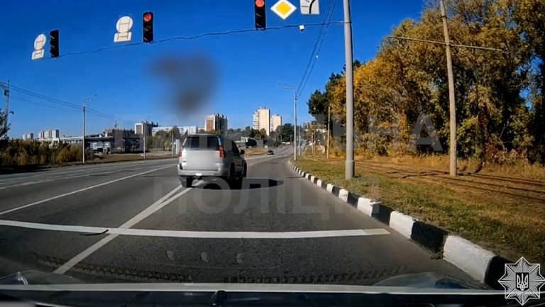 Водія Lexus, що ганяв на червоне світло у Харкові, розшукали (відео)