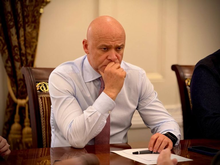 Зеленский лишил украинского гражданства мэра Одессы Труханова — официально