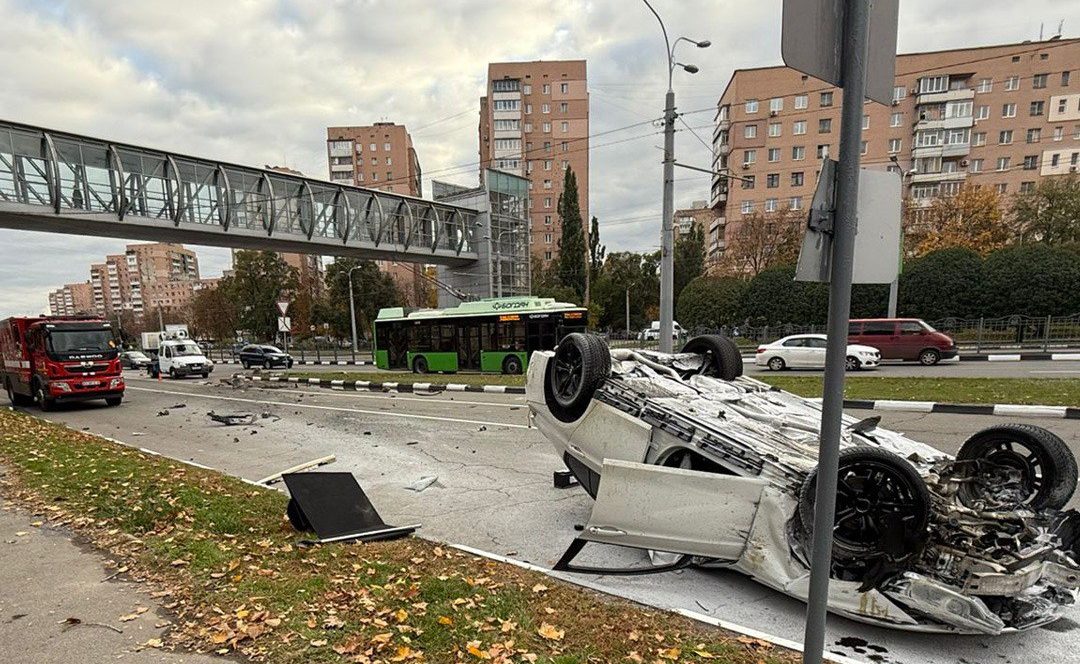 BMW перекинувся на дах посеред Харкова: поліція повідомила про причини ДТП