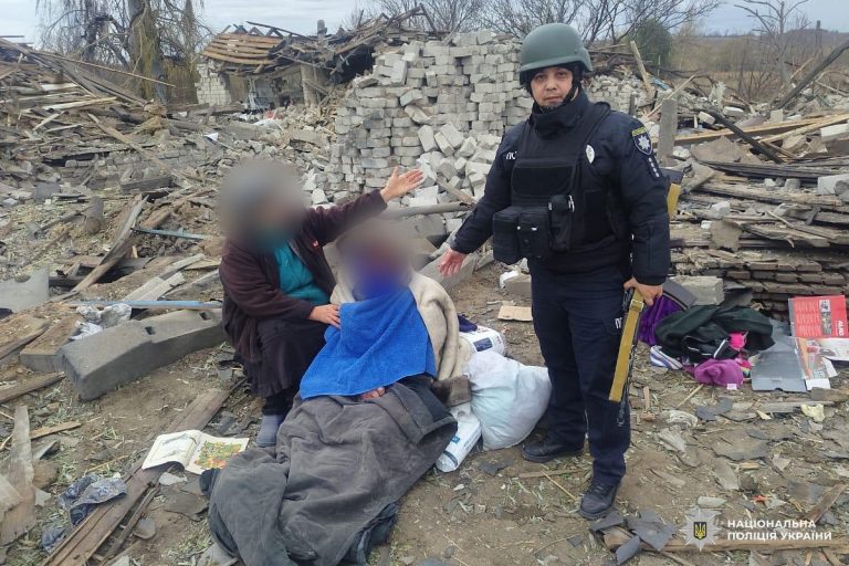 Полицейские вытащили женщину из-под завалов после авиаудара по Харьковщине 📹