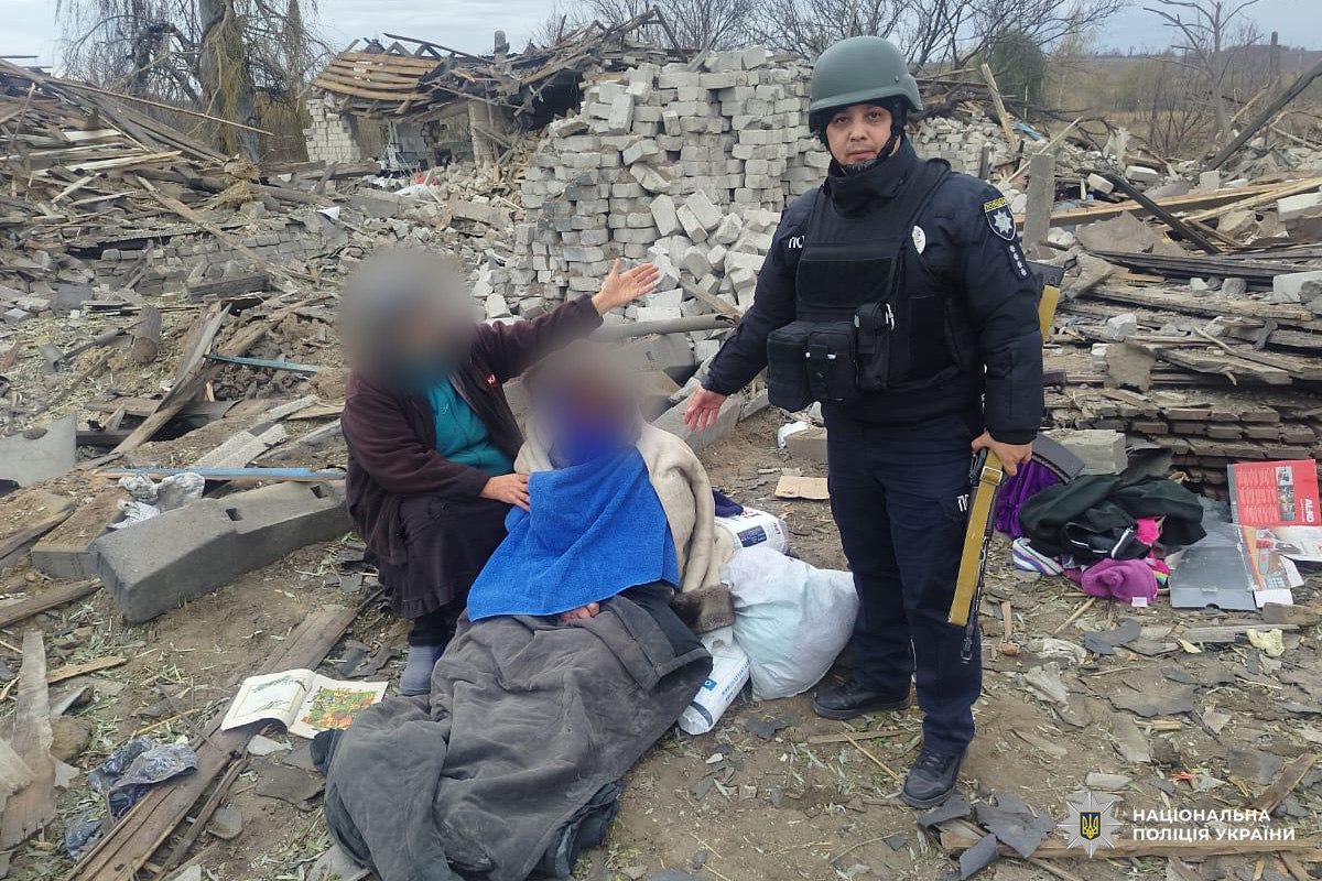 Полицейские вытащили женщину из-под завалов после авиаудара по Харьковщине 📹
