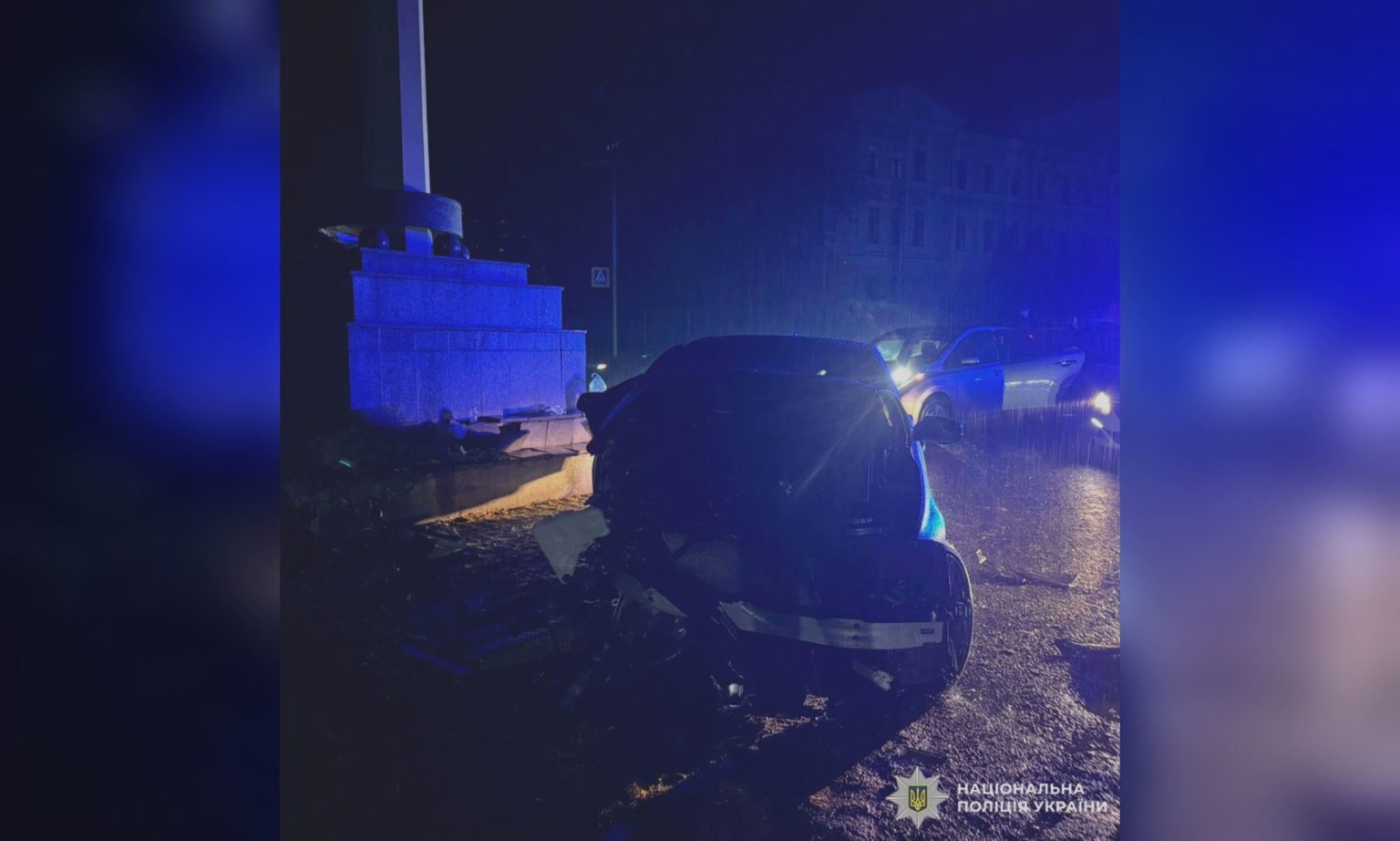 В центре Харькова BMW врезался в памятник: пострадали четыре человека (фото)