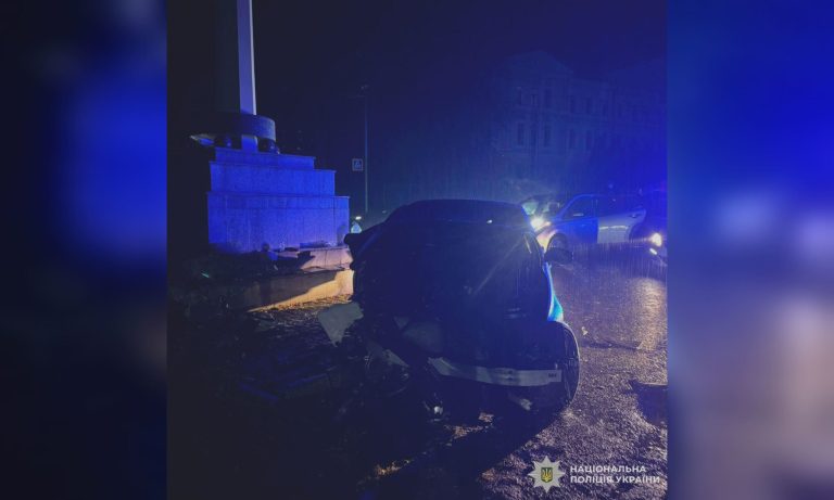 В центре Харькова BMW врезался в памятник: пострадали четыре человека (фото)