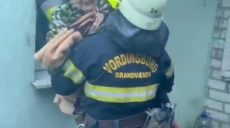 Жінку винесли з пожежі вогнеборці на Харківщині (відео)