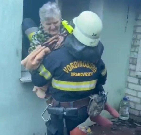 Женщину вынесли из пожара спасатели на Харьковщине (видео)