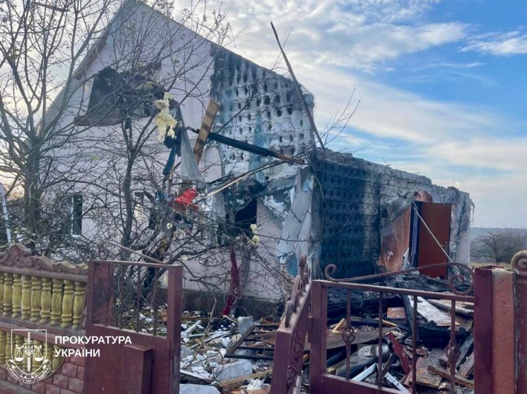 Фото разрушений из-за ночных обстрелов пригорода показали в прокуратуре