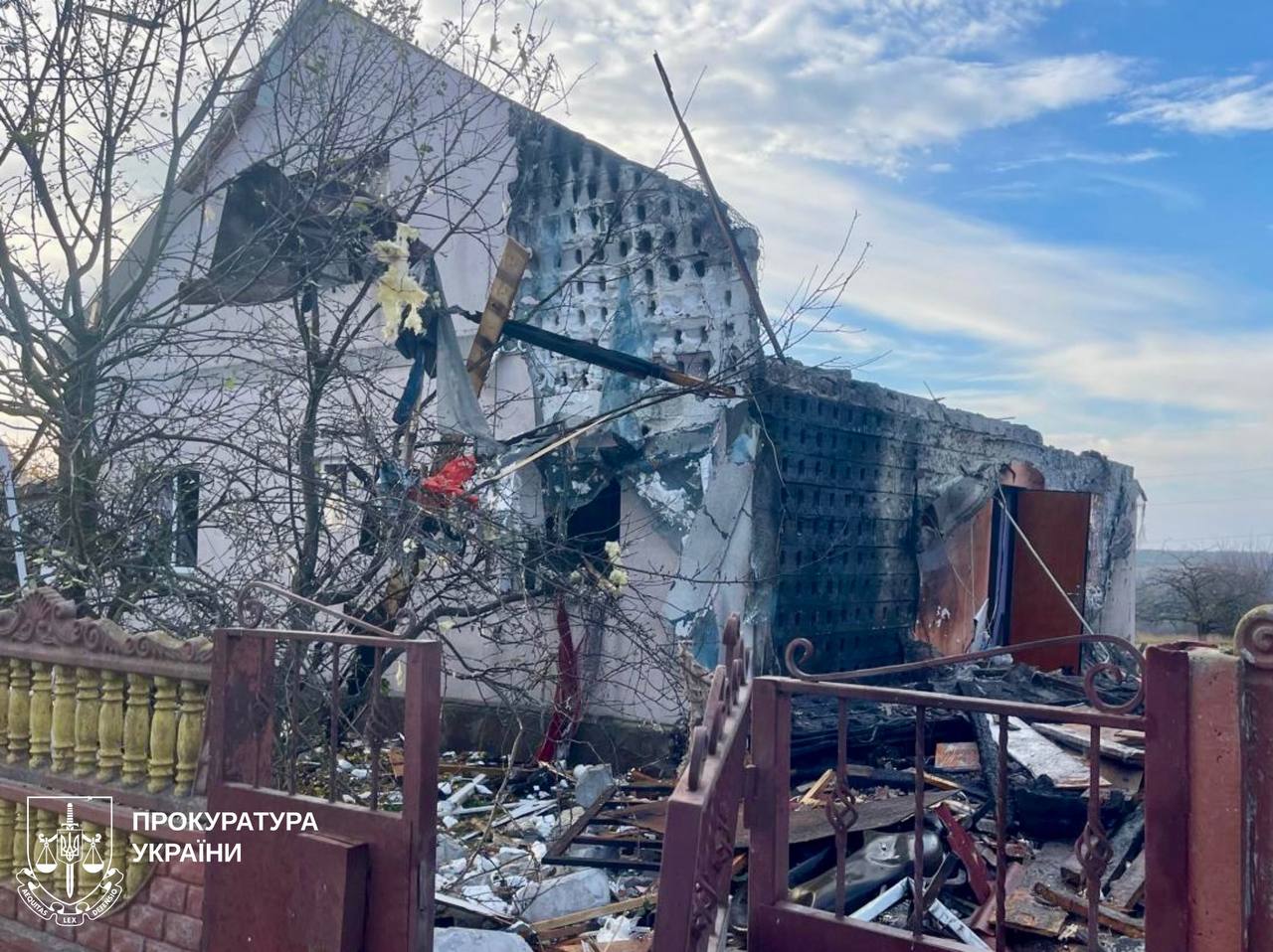 Фото разрушений из-за ночных обстрелов пригорода показали в прокуратуре