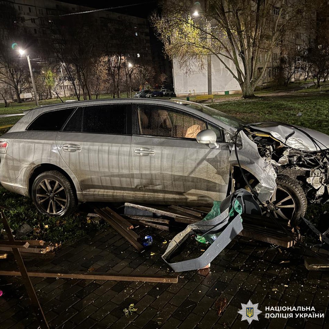 Авто отбросило на детскую площадку, пострадали подростки: в Харькове – ДТП