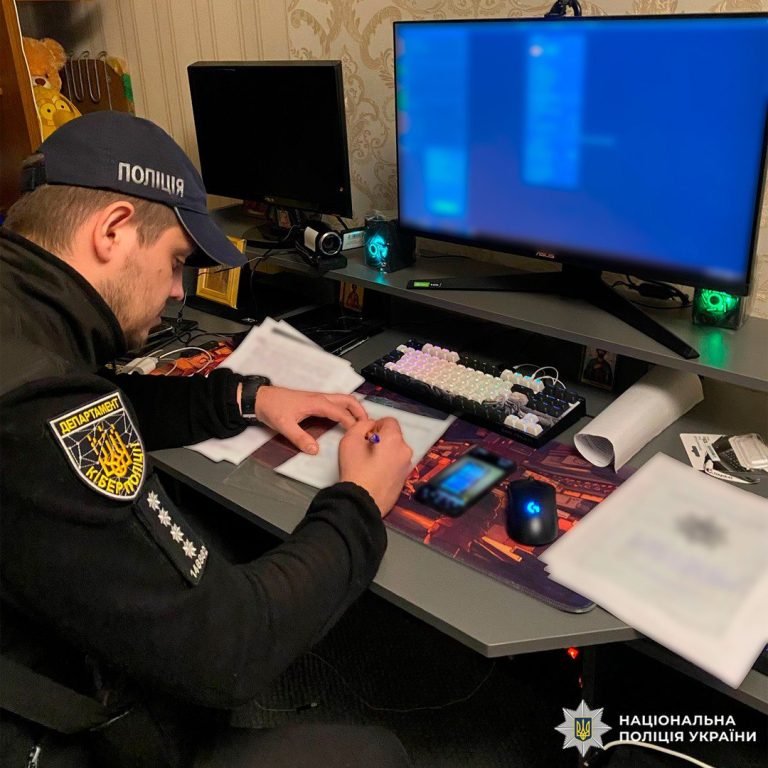 За крадіжку даних користувачів судитимуть трьох хлопців. Їм “світить” 15 років