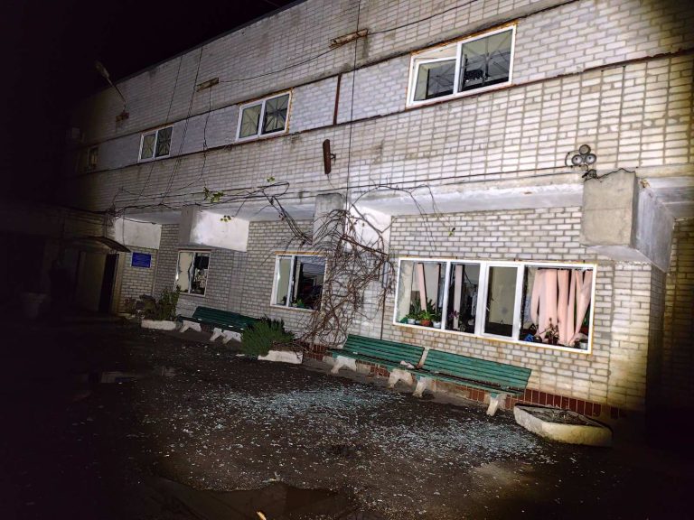 Відділення «швидкої» постраждало через обстріл РФ на Харківщині (фото)