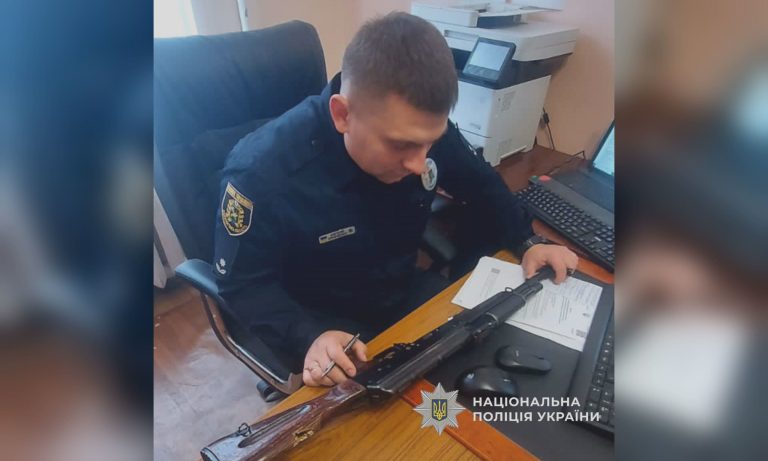 Ружья, автоматы и винтовки: зачем харьковчане несут в полицию оружие