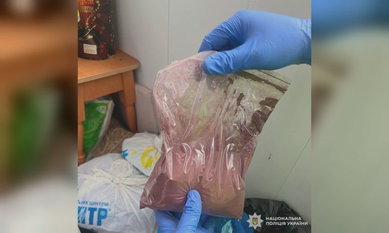Метамфетамин сбывали на Харьковщине: копы задержали женщину и мужчину (фото)