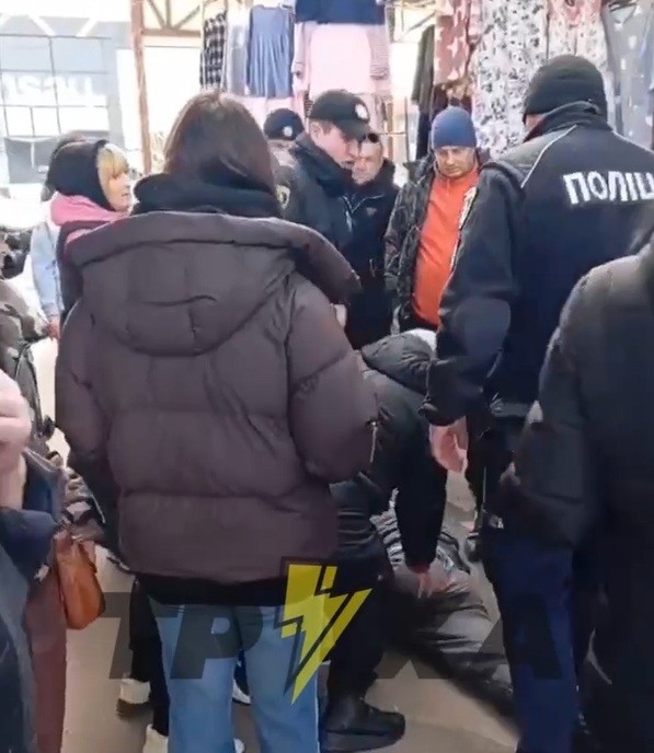 Как уклонист сбежал от копов на рынке «Барабашово» в Харькове: подробности 📹