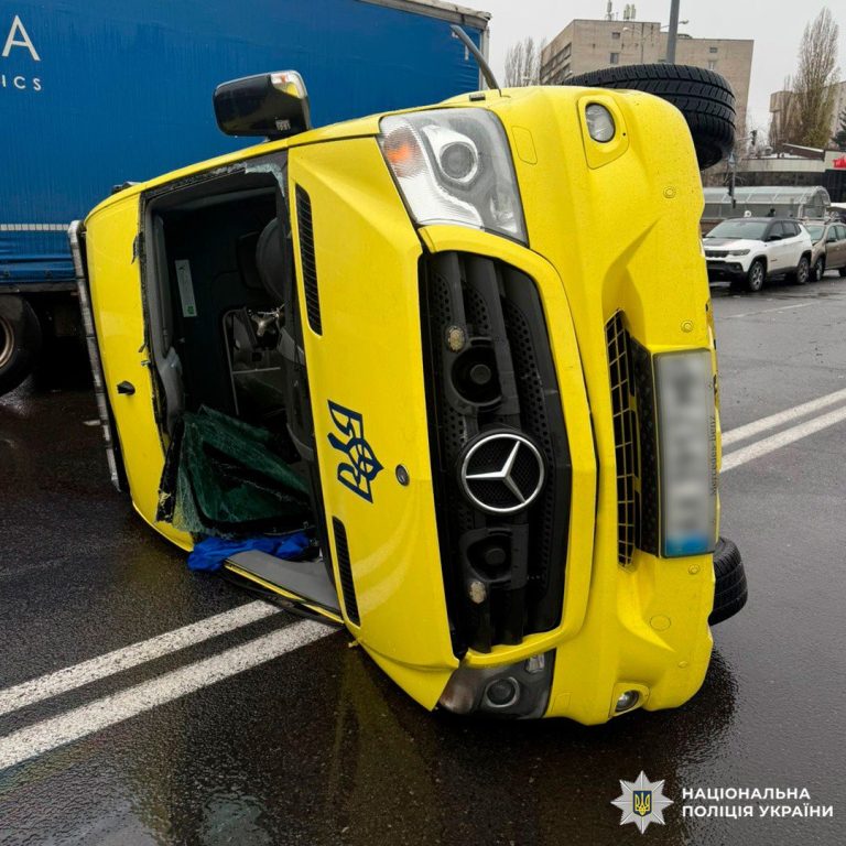 ДТП в Харькове: столкнулись «скорая» и легковый автомобиль