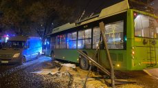 Тролейбус протаранив зупинку у Харкові: що сталося (фото, відео)