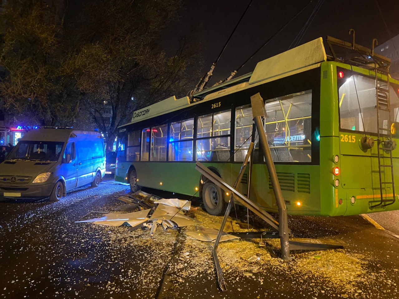 Тролейбус протаранив зупинку у Харкові: що сталося (фото, відео)