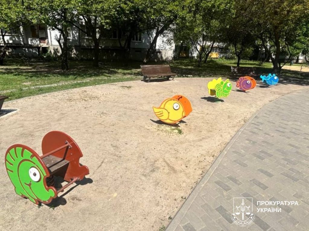 в Харькове нажились на ремонте детской площадке