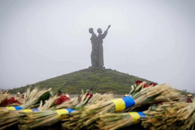 Память украинцев, ставших жертвами голодоморов, чтят на Харьковщине (видео)