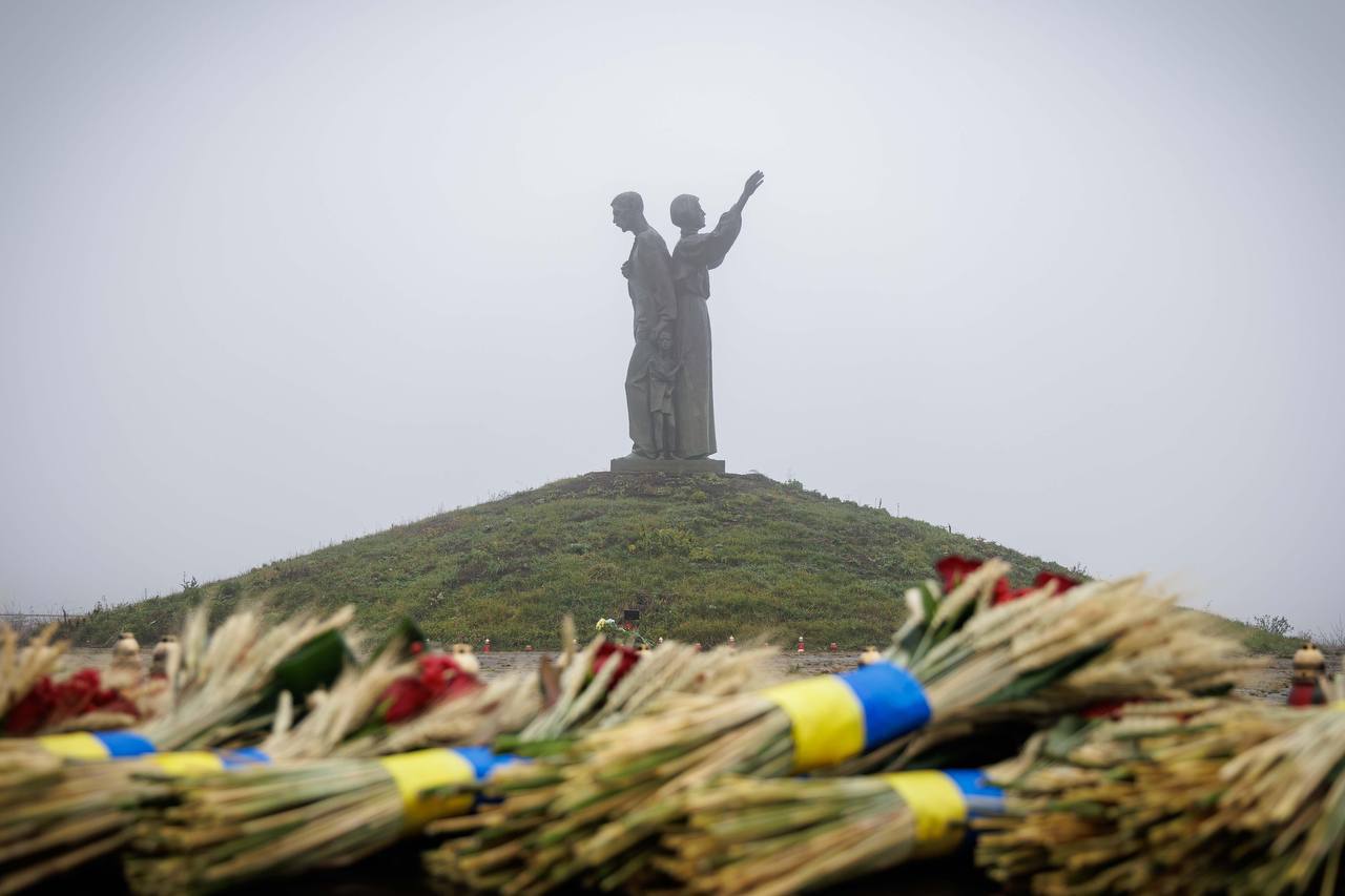Память украинцев, ставших жертвами голодоморов, чтят на Харьковщине (видео)